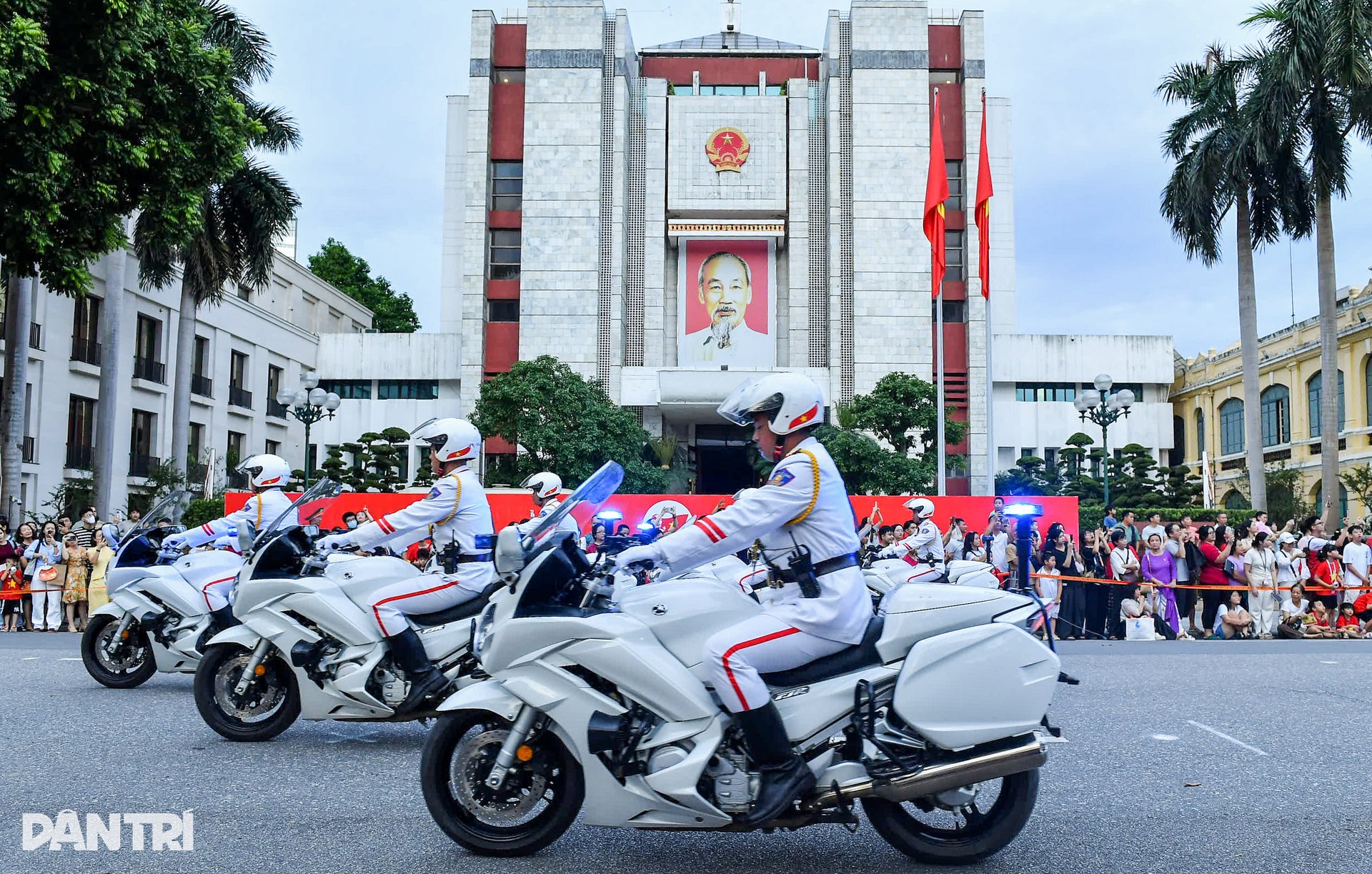 Cảnh vệ trình diễn kỹ năng điều khiển mô tô tại bờ hồ Hoàn Kiếm - 4 Cảnh vệ trình diễn kỹ năng điều khiển mô tô tại bờ hồ Hoàn Kiếm - 4