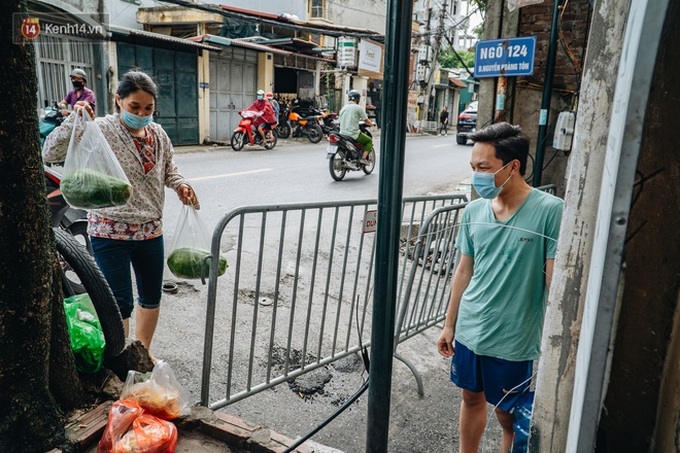 Ảnh: Cận cảnh phong tỏa con ngõ nơi nữ kế toán ở Hà Nội sinh sống, nghiêm ngặt việc nhận hàng từ bên ngoài - Ảnh 10. Ảnh: Cận cảnh phong tỏa con ngõ nơi nữ kế toán ở Hà Nội sinh sống, nghiêm ngặt việc nhận hàng từ bên ngoài - Ảnh 10.