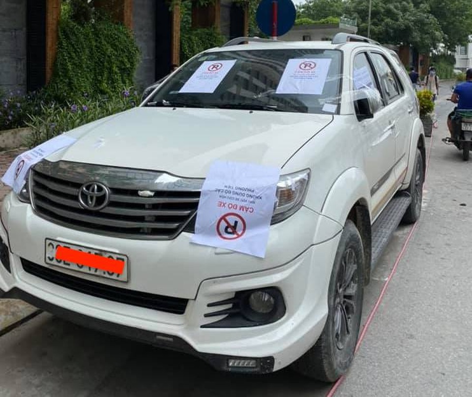 Đỗ xe gây tắc đường, hàng loạt ô tô ở Hà Nội bị dán giấy kín xe - 5 Đỗ xe gây tắc đường, hàng loạt ô tô ở Hà Nội bị dán giấy kín xe - 5