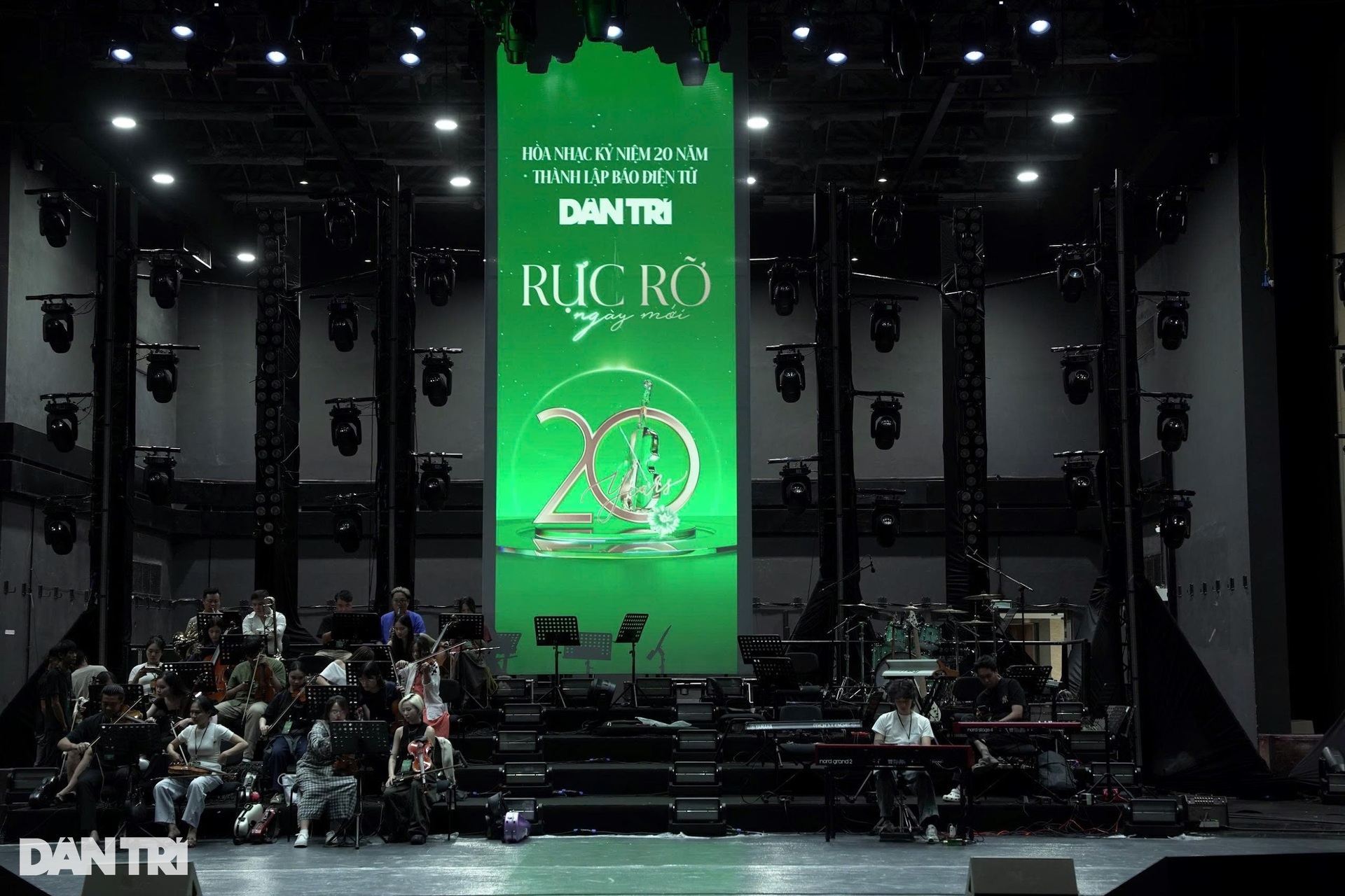 Tổng duyệt “Rực rỡ ngày mới”: Sẵn sàng cho đêm nhạc 20 năm Dân trí - 1 Tổng duyệt “Rực rỡ ngày mới”: Sẵn sàng cho đêm nhạc 20 năm Dân trí