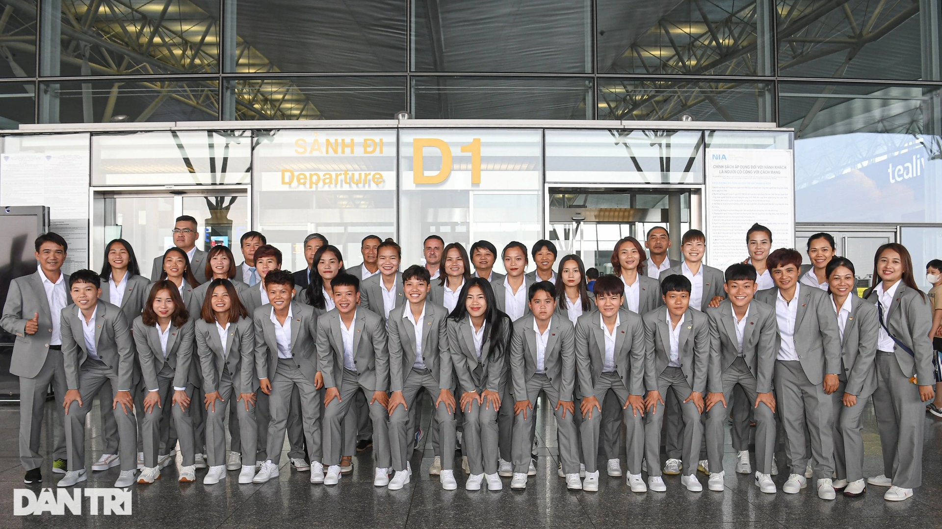 Huỳnh Như, Thanh Nhã cùng đồng đội rạng rỡ lên đường dự World Cup - 4 Huỳnh Như, Thanh Nhã cùng đồng đội rạng rỡ lên đường dự World Cup - 4