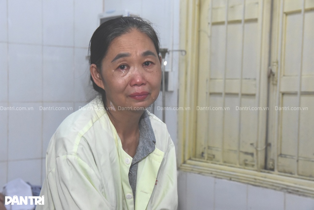 Mẹ nghèo kiệt quệ, khóc lặng bên con gái 3 lần mổ não - 3 Mẹ nghèo kiệt quệ, khóc lặng bên con gái 3 lần mổ não - 3