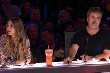 Hai “chàng sumo” tạo nên âm thanh “lạ” từ... vòng eo