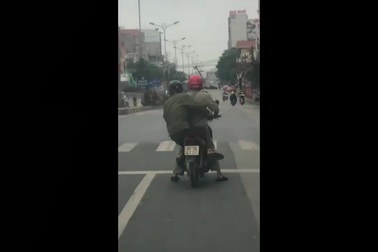 Say xỉn, người đàn ông ngồi sau xe máy ngã kềnh ra đường