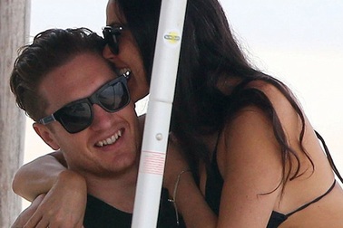 Hậu ly dị, Demi Moore tình tứ với trai trẻ