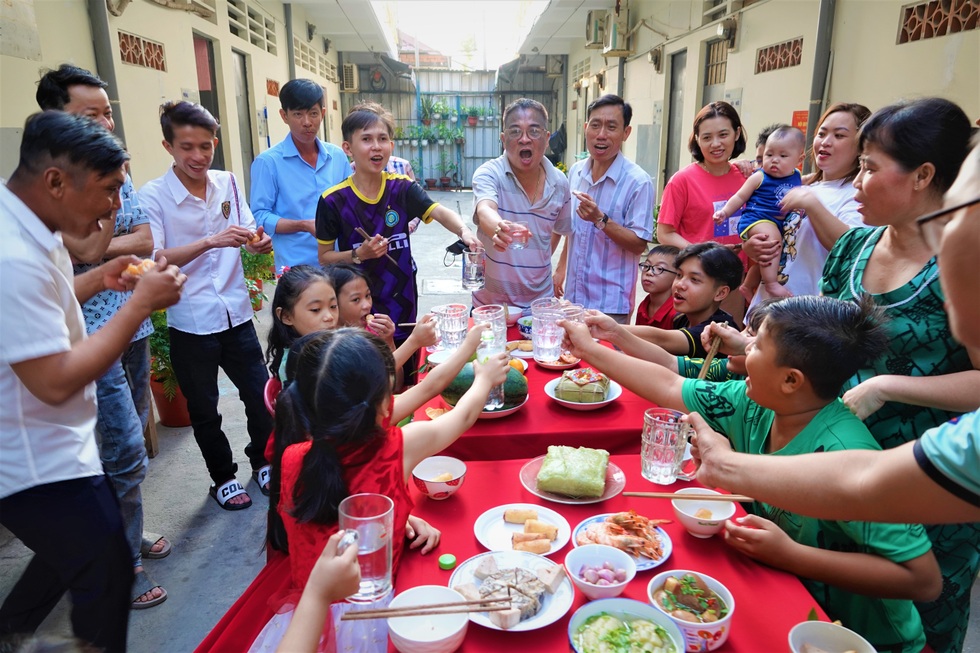 Công nhân làm xuyên Tết: Nói không nhớ nhà là nói dối - 14 Công nhân làm xuyên Tết: Nói không nhớ nhà là nói dối - 14