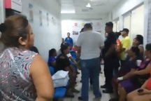 Xác con sơ sinh biến mất, bệnh viện trao cho cha mẹ quan tài chứa đầy rác