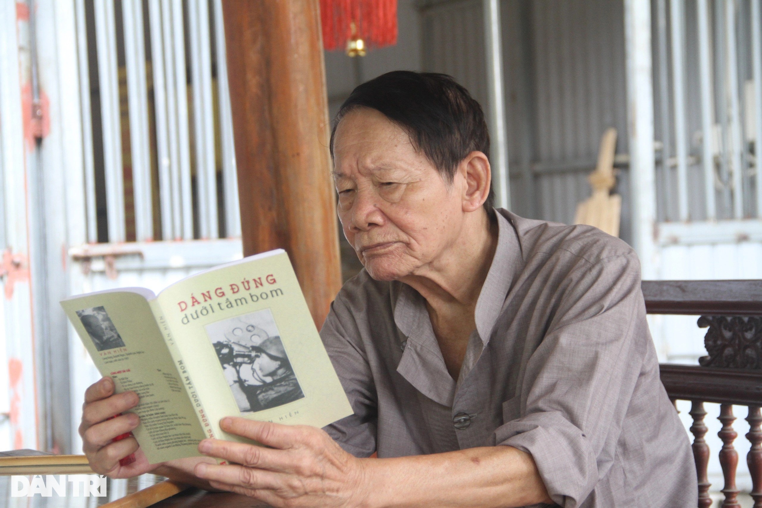 Nhà báo Trần Văn Hiền và cuốn sách ông tâm huyết "Dáng đứng dưới tầm bom" (Ảnh: Nguyễn Phê).