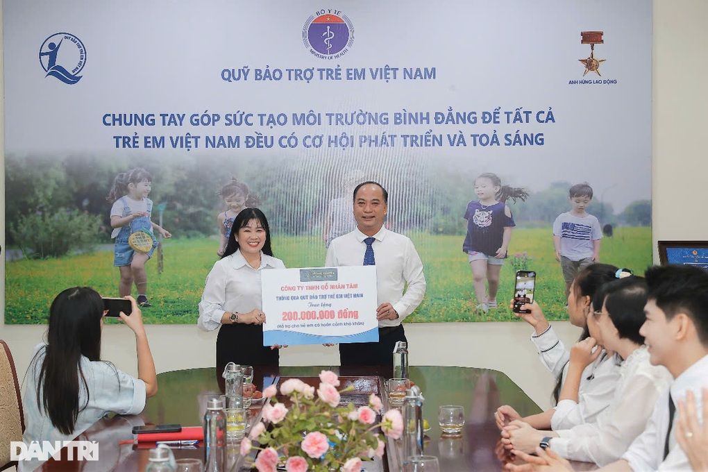 Tiếp nhận 1 tỷ đồng hỗ trợ trẻ em khó khăn phẫu thuật tim và chăm sóc y tế