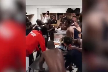 Các cầu thủ Pau FC nhảy múa trong phòng thay đồ