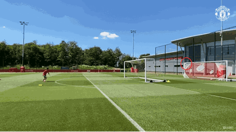 Juan Mata quỳ gối thán phục siêu phẩm sút phạt của Bruno Fernandes - 1 Juan Mata quỳ gối thán phục siêu phẩm sút phạt của Bruno Fernandes - 1