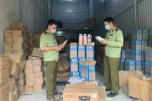 Kho nguyên liệu trà sữa cực lớn giới trẻ ưa chuộng bị mốc, "thiếu" xuất xứ