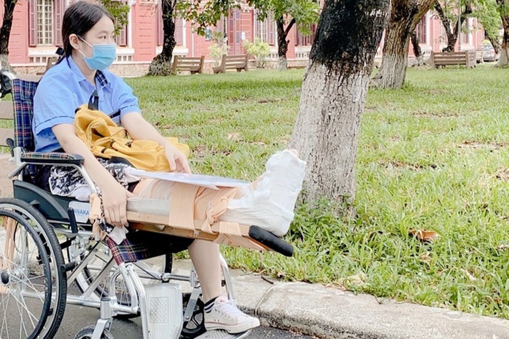 Thí sinh bị gãy chân nặng trước ngày thi được xét đặc cách tốt nghiệp - 2 Thí sinh bị gãy chân nặng trước ngày thi được xét đặc cách tốt nghiệp - 2