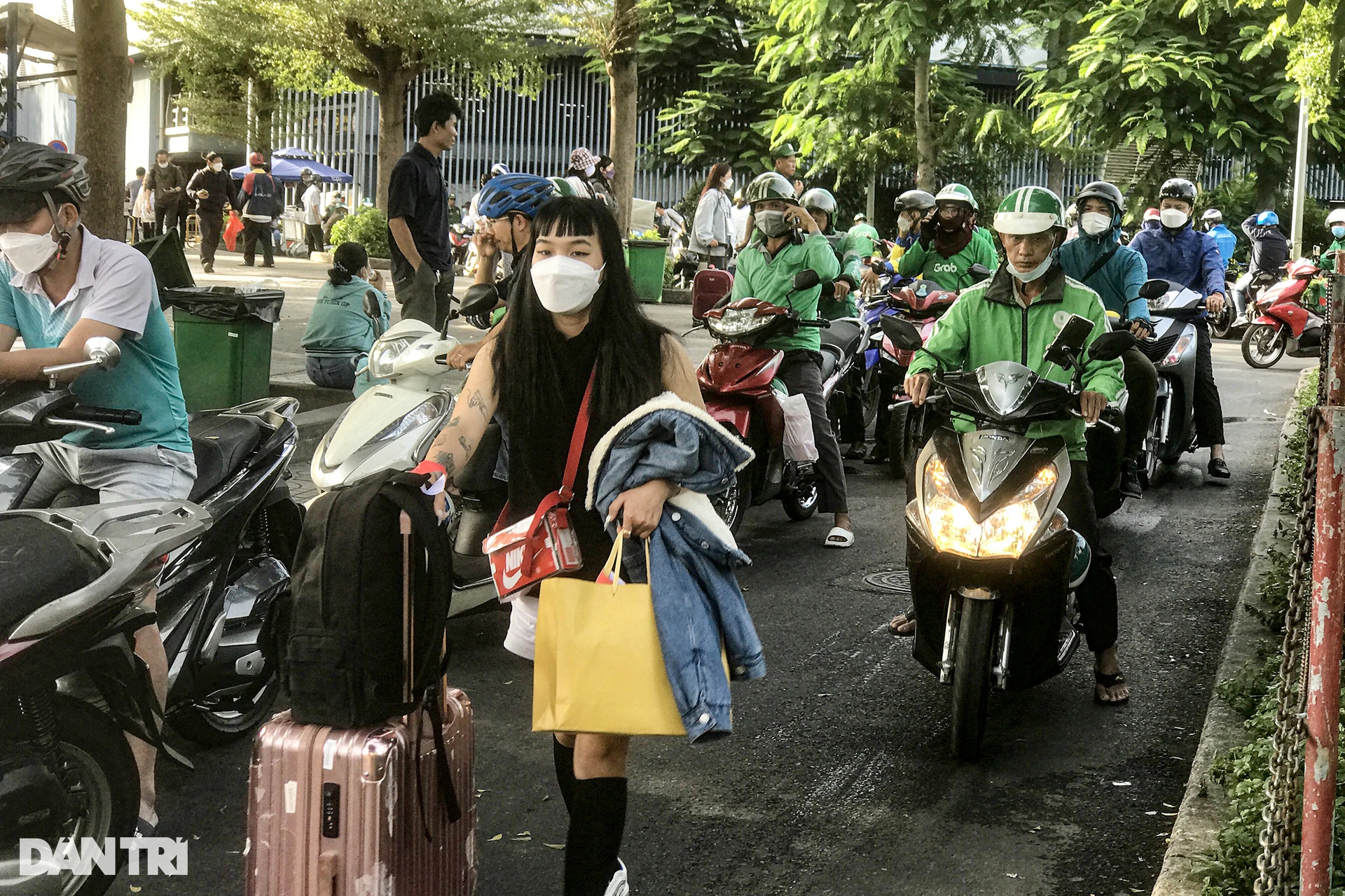 Đông nghịt người về TPHCM tại sân bay Tân Sơn Nhất chiều mùng 5 Tết - 11 Đông nghịt người về TPHCM tại sân bay Tân Sơn Nhất chiều mùng 5 Tết - 11