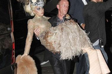 Lady Gaga “vồ ếch” vì giày cao không gót