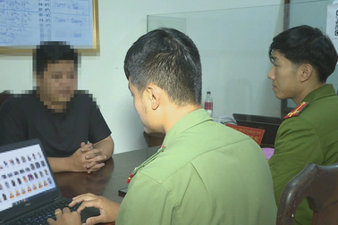 Cay cú vì bạn gái chia tay, thanh niên tung clip "nóng"