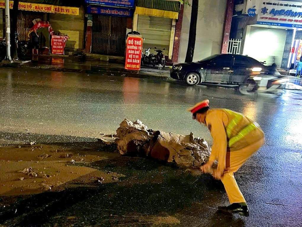 Truy vết, xử phạt tài xế xe tải vãi đất xuống đường ở Hà Nội - 2 Truy vết, xử phạt tài xế xe tải vãi đất xuống đường ở Hà Nội - 2