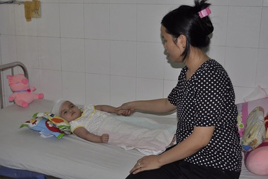 Truy tố bảo mẫu giữ trẻ 1 tuổi bị té ngã, sống đời sống thực vật