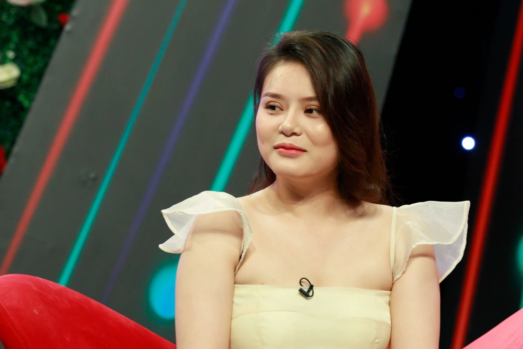 Nàng xinh đi hẹn hò mang theo cả tập hợp đồng tìm hiểu để 3 bên cùng ký - 1 Nàng xinh đi hẹn hò mang theo cả tập hợp đồng tìm hiểu để 3 bên cùng ký - 1