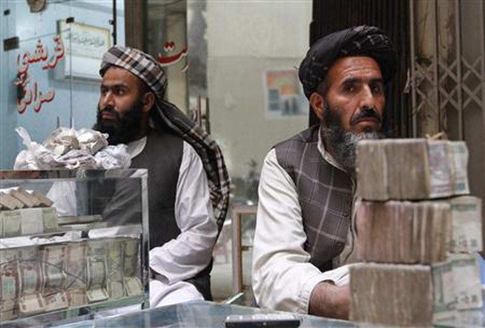 Thiếu tiền mặt trầm trọng, người dân Afghanistan xếp hàng dài chờ rút tiền - 3 Thiếu tiền mặt trầm trọng, người dân Afghanistan xếp hàng dài chờ rút tiền - 3