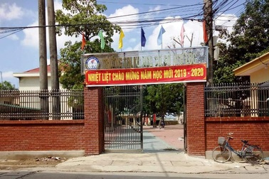 Bị chuyển lớp, nữ sinh lớp 7 nghỉ học