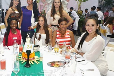 Người đẹp Hoa hậu thế giới đi thăm công viên