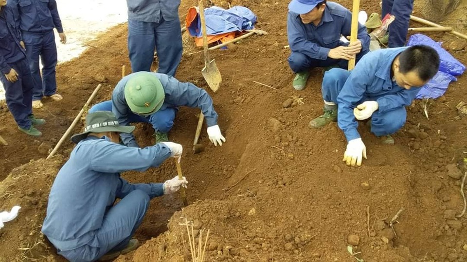 Đào đất làm đường, phát hiện hài cốt liệt sĩ - 1 Đào đất làm đường, phát hiện hài cốt liệt sĩ - 1