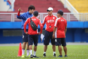 HLV Chung Hae Seong lần đầu trở lại sân tập sau khi tái hợp CLB TPHCM
