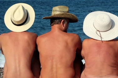 Bãi tắm khỏa thân trở thành điểm tụ tập của những kẻ biến thái và quan hệ công khai