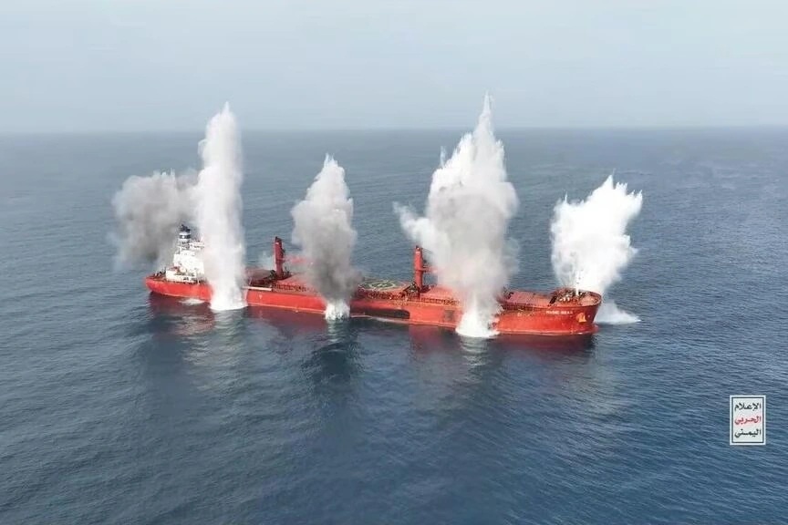 Houthi đánh chìm tàu hàng Hy Lạp trên Biển Đỏ - 1