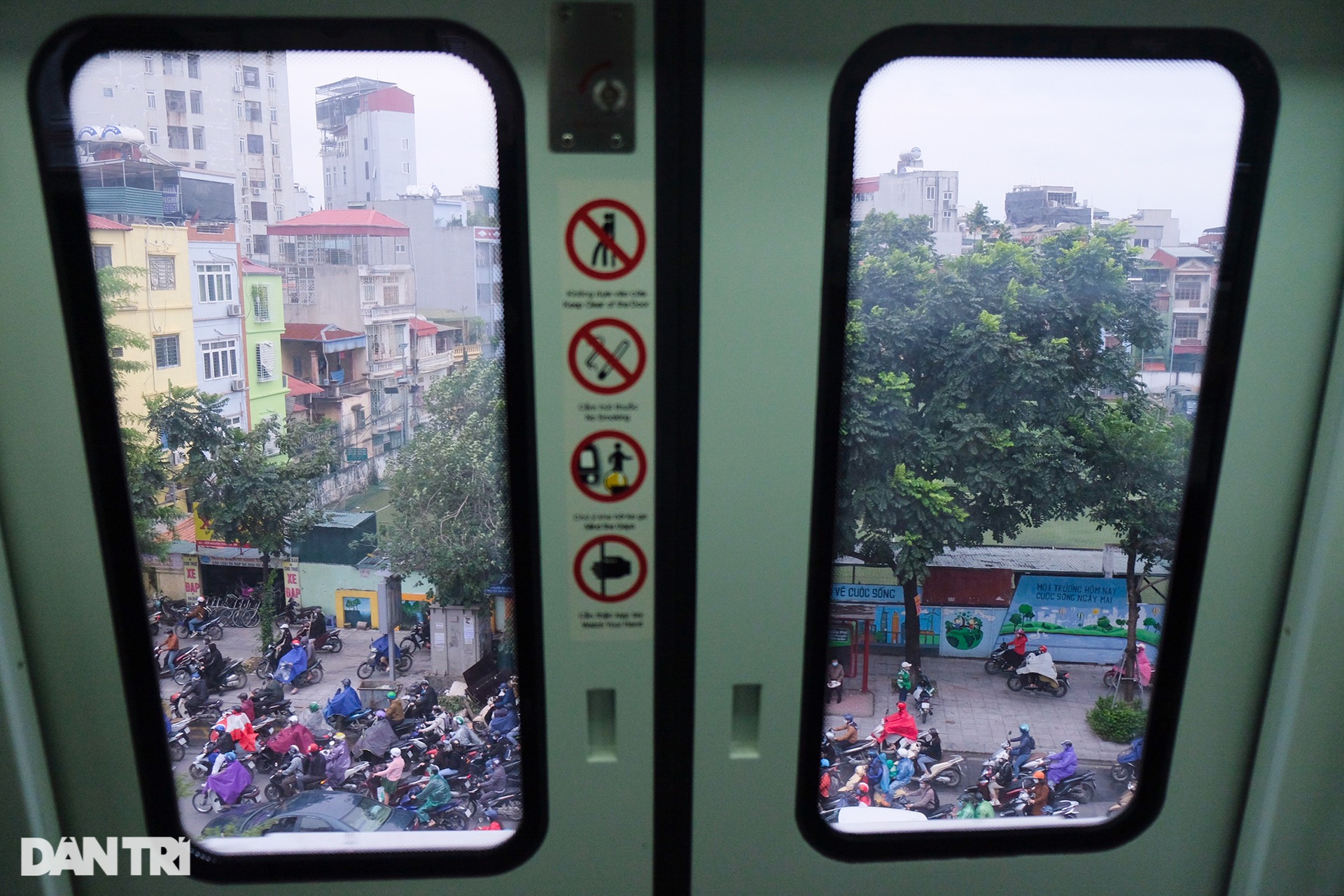 Theo chân người dân đi làm bằng tàu điện: Nhanh hơn xe riêng, tránh ùn tắc - 8 Theo chân người dân đi làm bằng tàu điện: Nhanh hơn xe riêng, tránh ùn tắc - 8