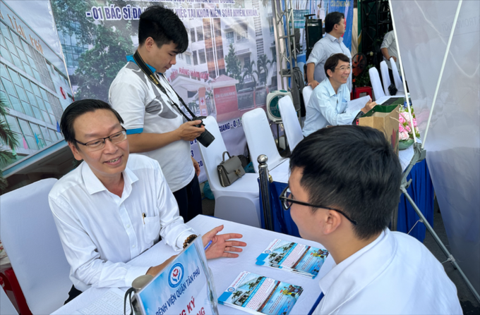 Giám đốc Bệnh viện Quận Tân Phú phỏng vấn nhanh các ứng cử viên đăng ký nơi làm việc tại bệnh viện.