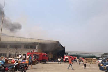 Xưởng gỗ rộng gần 2.000m2 bốc cháy dữ dội