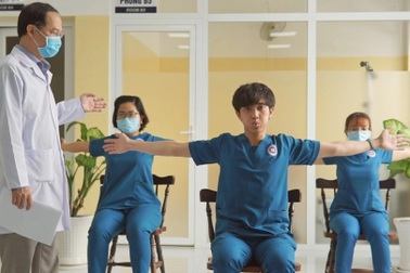 Bác sĩ dạy tập phục hồi phổi cho bệnh nhân Covid-19 tự thực hiện tại nhà