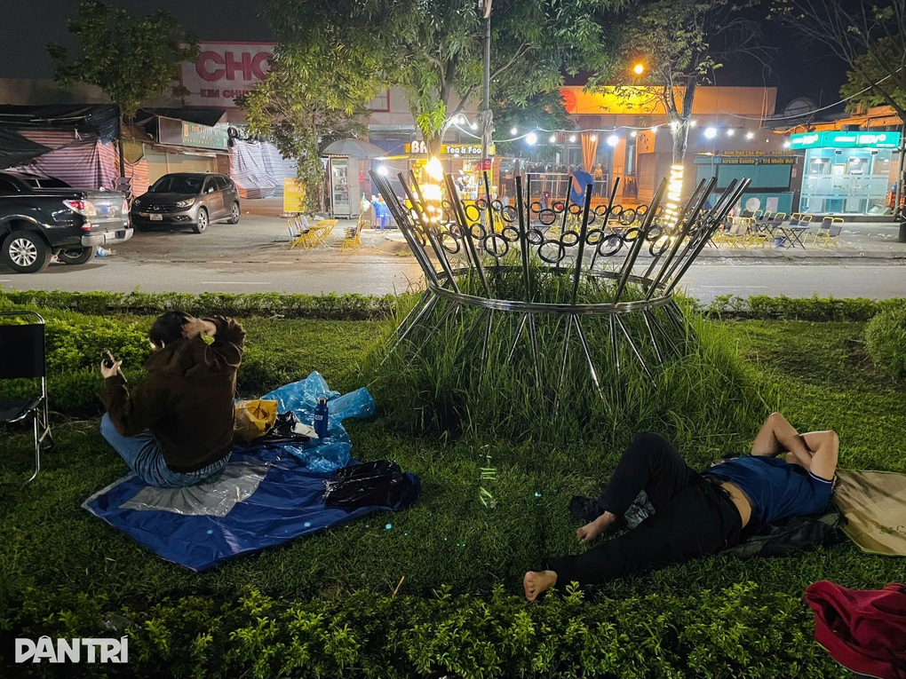 Ngủ ở bãi cỏ, vạ vật trắng đêm chờ nộp hồ sơ mua nhà ở xã hội tại Hà Nội - 1 Ngủ ở bãi cỏ, vạ vật trắng đêm chờ nộp hồ sơ mua nhà ở xã hội tại Hà Nội - 1