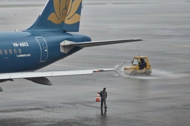 Bão Bualoi tiến sát đất liền, hàng loạt chuyến bay bị hoãn và hủy