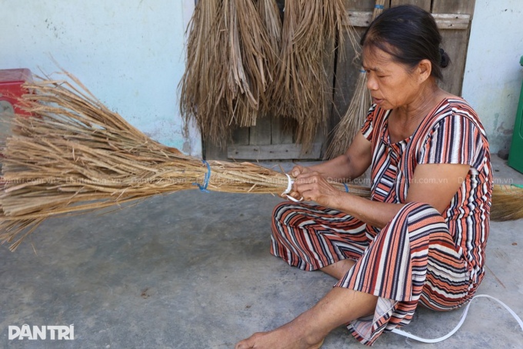 Mẹ nghèo mò cua, bắt ốc nuôi chồng và 2 con đều mắc bệnh tâm thần - 4 Mẹ nghèo mò cua, bắt ốc nuôi chồng và 2 con đều mắc bệnh tâm thần - 4