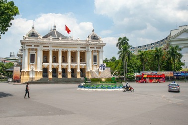 Hà Nội nắng nóng đỉnh điểm, đường phố vắng bóng người giữa trưa