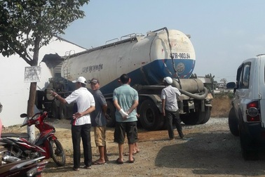 Xe bồn mất phanh, tài xế cố tránh phương tiện dừng đèn đỏ, tông vào nhà dân