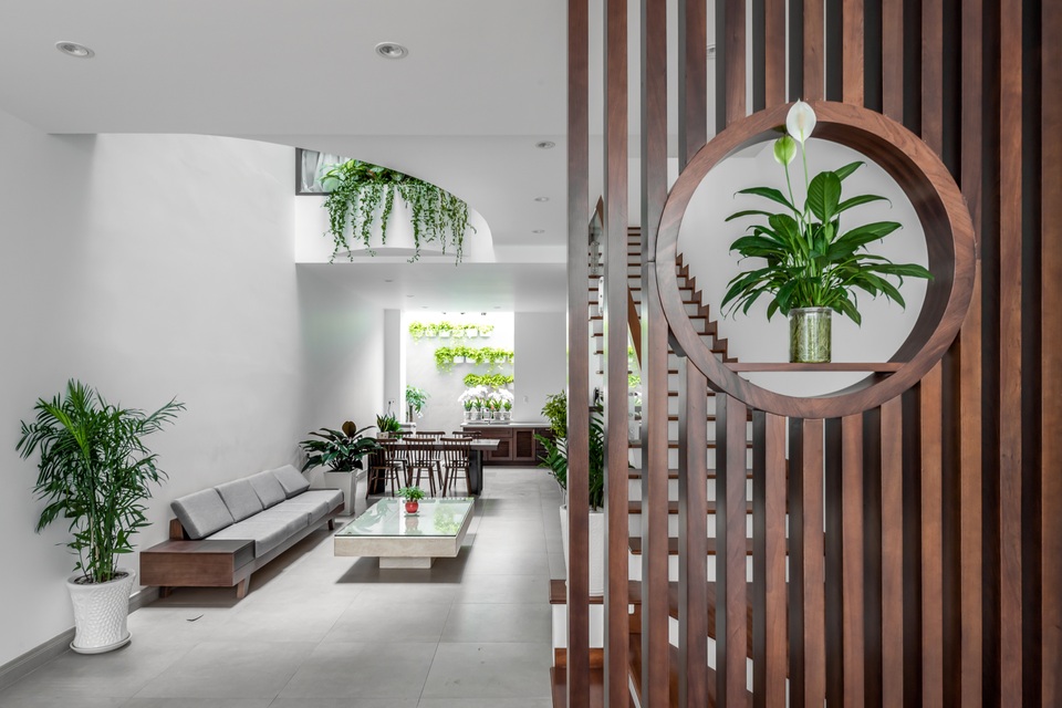 Nhà phố 4 tầng ở Sài Gòn gây ngỡ ngàng bởi thiết kế giếng trời hình xoắn ốc - 3 Nhà phố 4 tầng ở Sài Gòn gây ngỡ ngàng bởi thiết kế giếng trời hình xoắn ốc - 3