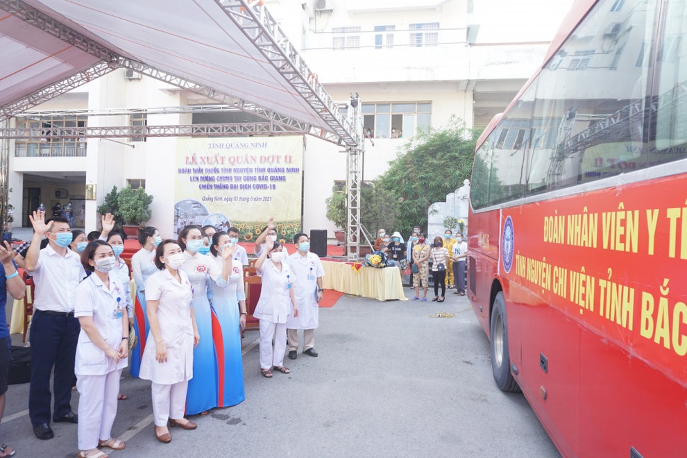 Đoàn cán bộ y tế Vĩnh Phúc, Quảng Ninh lên đường tới Bắc Giang chống dịch - 2 Đoàn cán bộ y tế Vĩnh Phúc, Quảng Ninh lên đường tới Bắc Giang chống dịch - 2