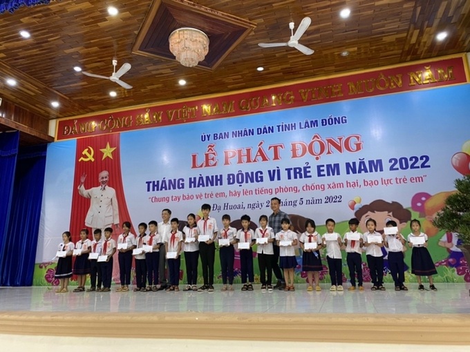 Lãnh đạo tỉnh Lâm Đồng trao học bổng cho các em học sinh huyện Đạ Huoai tại Lễ phát động Tháng hành động vì trẻ em 2022.