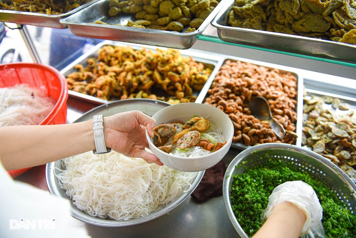 Quán bún cá cay ngày bán 1.300 bát, dùng cả tạ nguyên liệu ở Hải Phòng - 8 Quán bún cá cay ngày bán 1.300 bát, dùng cả tạ nguyên liệu ở Hải Phòng - 8