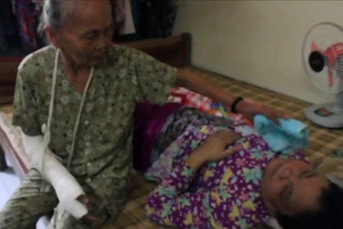 Mẹ liệt sĩ đau đớn nhìn con chờ chết