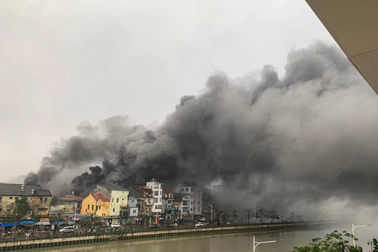 Đang cháy lớn tại chợ Tam Bạc ở Hải Phòng