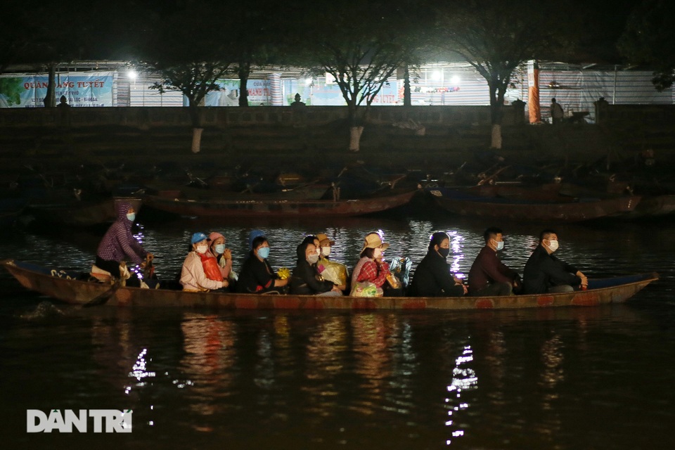Dòng người xuyên đêm đi lễ chùa Hương trong ngày đầu mở cửa trở lại - 1 Dòng người xuyên đêm đi lễ chùa Hương trong ngày đầu mở cửa trở lại - 1