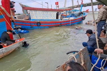 Tàu cá bị chìm khi đang neo đậu trên sông Nhật Lệ
