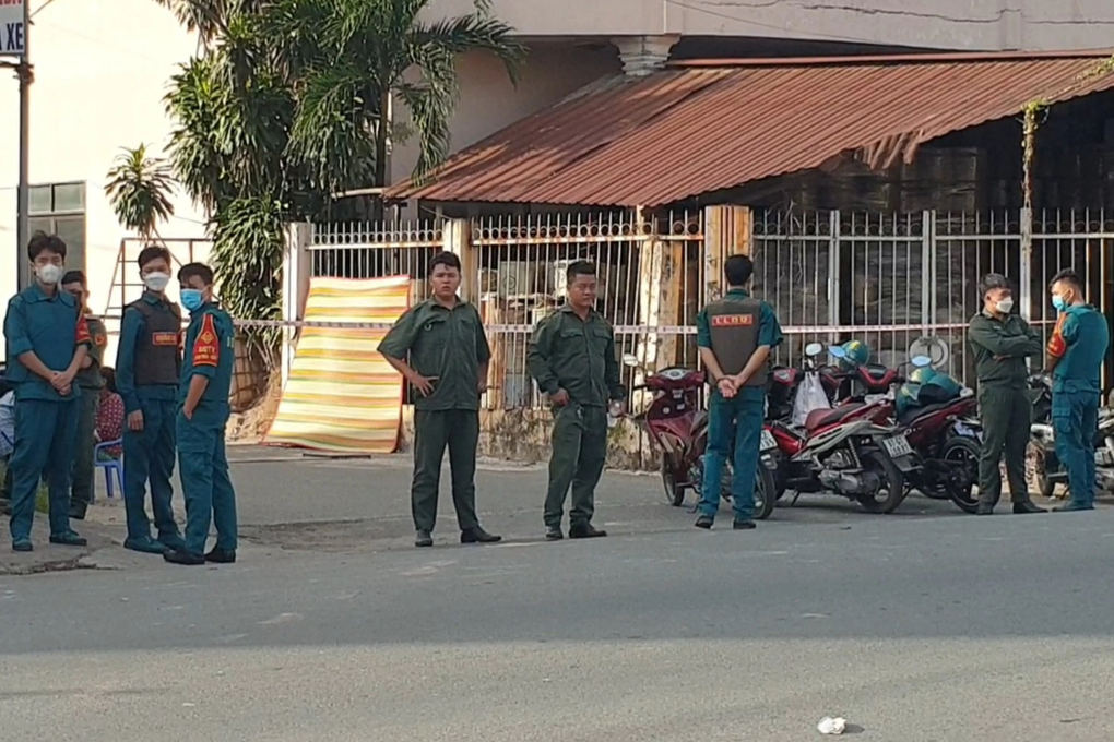 Người đàn ông chết trong tư thế treo cổ bên hàng rào công ty - 1 Người đàn ông chết trong tư thế treo cổ bên hàng rào công ty - 1