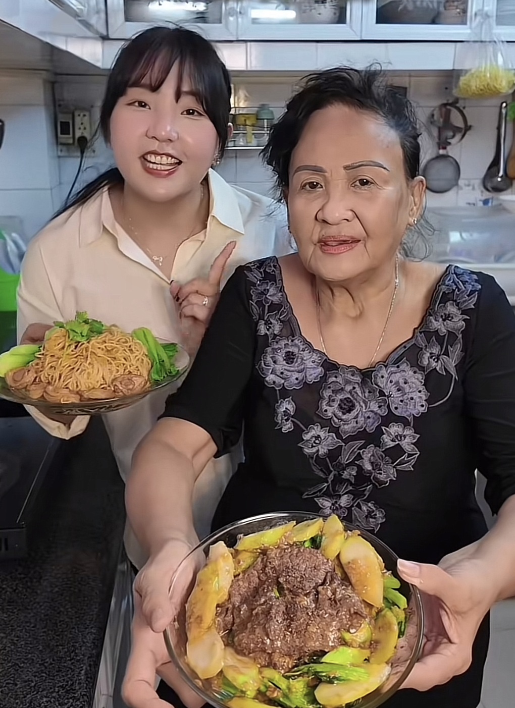 Cô gái cùng mẹ 70 tuổi quay clip ăn uống hút triệu lượt xem - 2 Cô gái cùng mẹ 70 tuổi quay clip ăn uống hút triệu lượt xem - 2