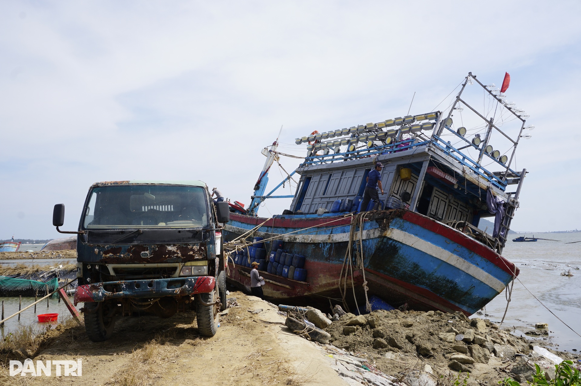 Ngư dân hối hả cứu tàu sau bão Kalmaegi: Thà mất tay còn hơn mất tàu - 5